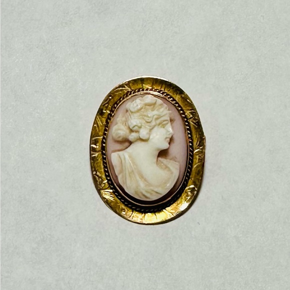 Antique 14k Gold Carved Shell Cameo Brooch or Pendant